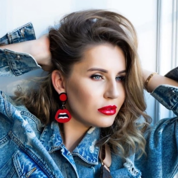 Fashion Jewelry Jewelry - Drop earrings in a form of lips.